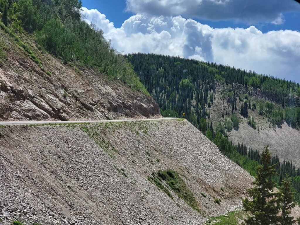 photo of the million dollar highway showing no guard rails and how steep the fall is